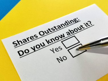 Bir kişi ödenmemiş hisselerle ilgili soruya cevap veriyor..