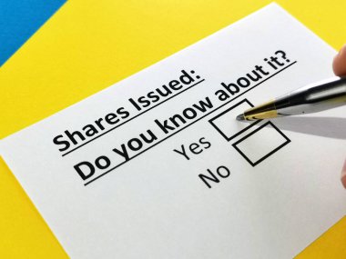 Bir kişi yayınlanan hisselerle ilgili soruya cevap veriyor.