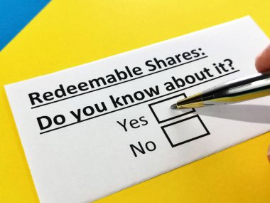 Bir kişi, telafi edilebilir hisselerle ilgili soruya cevap veriyor..