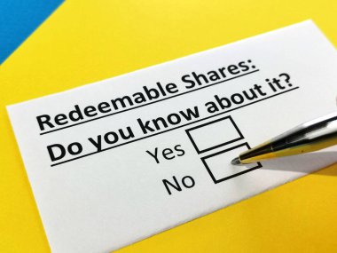 Bir kişi, telafi edilebilir hisselerle ilgili soruya cevap veriyor..