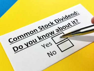 Bir kişi ortak hisse senedi temettüsüyle ilgili soruya cevap veriyor.
