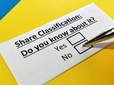 Bir kişi paylaşım sınıflandırmasıyla ilgili soruyu cevaplıyor.