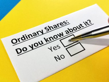 Bir kişi sıradan hisselerle ilgili sorulara cevap veriyor.