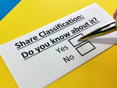 Bir kişi paylaşım sınıflandırmasıyla ilgili soruyu cevaplıyor.