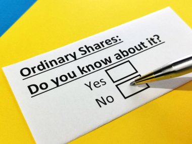 Bir kişi sıradan hisselerle ilgili sorulara cevap veriyor.