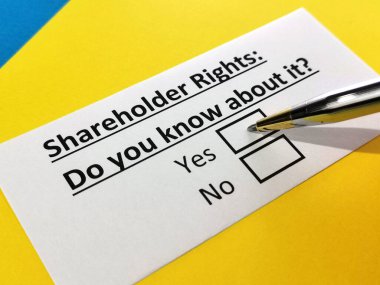 Bir kişi hissedar haklarıyla ilgili soruya cevap veriyor.