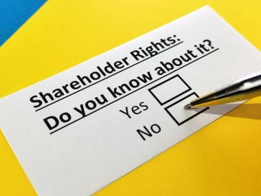 Bir kişi hissedar haklarıyla ilgili soruya cevap veriyor.
