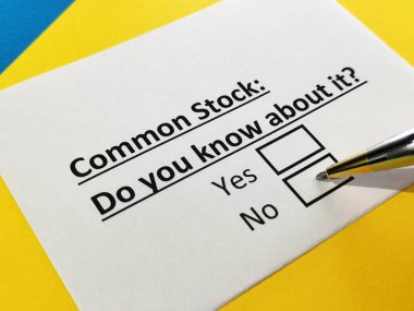 Bir kişi ortak hisse senedi ile ilgili soruya cevap veriyor.