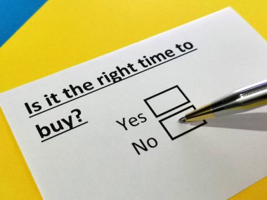 Bir kişi emlak almakla ilgili soruya cevap veriyor..