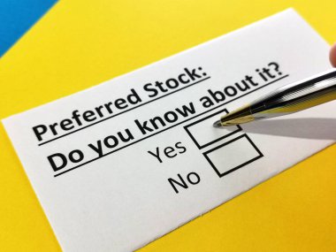 Bir kişi tercih edilen hisse senedi hakkındaki soruyu cevaplıyor..