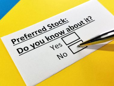 Bir kişi tercih edilen hisse senedi hakkındaki soruyu cevaplıyor..