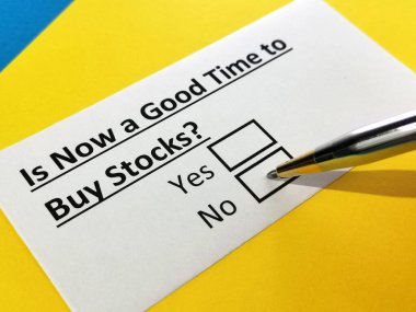 Bir kişi hisse senedi almakla ilgili soruya cevap veriyor..