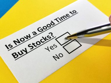 Bir kişi hisse senedi almakla ilgili soruya cevap veriyor..