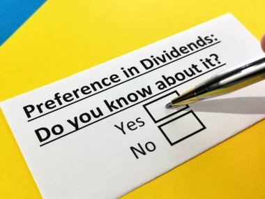 Bir kişi, kâr payı tercihiyle ilgili soruyu cevaplıyor.