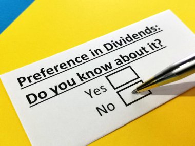 Bir kişi, kâr payı tercihiyle ilgili soruyu cevaplıyor.