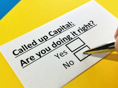 Bir kişi sermaye ile ilgili sorulara cevap veriyor.