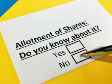 Bir kişi hisselerin paylaştırılması ile ilgili soruya cevap veriyor.