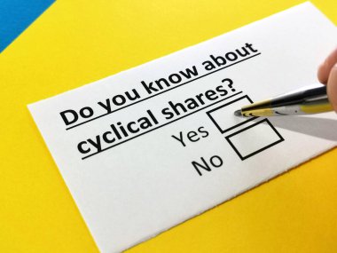 Bir kişi döngüsel hisselerle ilgili soruya cevap veriyor.