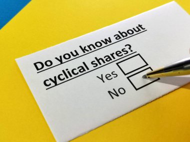 Bir kişi döngüsel hisselerle ilgili soruya cevap veriyor.