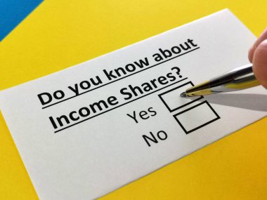 Bir kişi gelir payları hakkındaki soruyu yanıtlıyor.