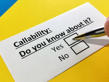 Bir kişi duyarsızlıkla ilgili soruya cevap veriyor..