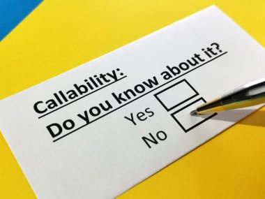 Bir kişi duyarsızlıkla ilgili soruya cevap veriyor..