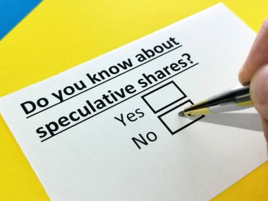 Bir kişi spekülatif hisselerle ilgili soruya cevap veriyor.