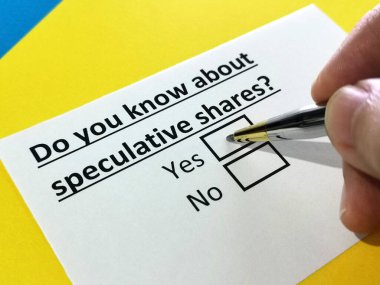 Bir kişi spekülatif hisselerle ilgili soruya cevap veriyor.