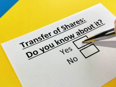 Bir kişi hisselerin transferiyle ilgili soruya cevap veriyor.