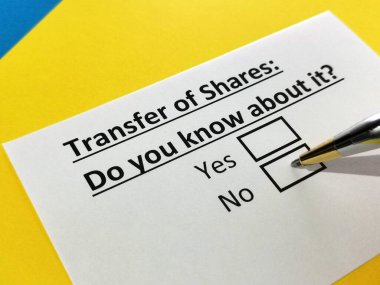 Bir kişi hisselerin transferiyle ilgili soruya cevap veriyor.