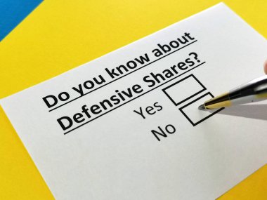 Bir kişi savunma hisseleriyle ilgili soruya cevap veriyor..