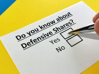 Bir kişi savunma hisseleriyle ilgili soruya cevap veriyor..