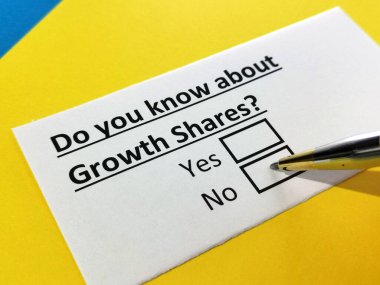 Bir kişi büyüme payları hakkındaki soruyu yanıtlıyor.