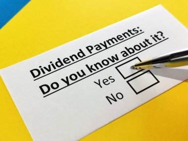 Bir kişi kar payı ödemeleri ile ilgili soruyu yanıtlıyor.