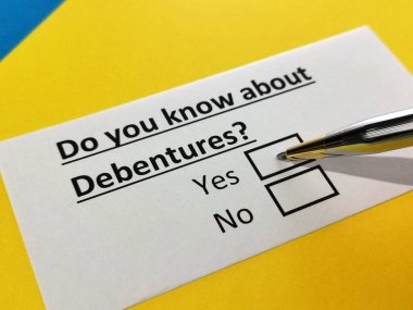 Bir kişi borçlarla ilgili soruya cevap veriyor..