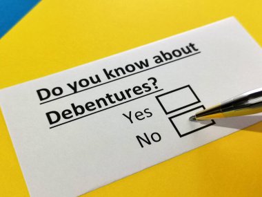 Bir kişi borçlarla ilgili soruya cevap veriyor..