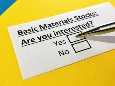 Bir kişi temel malzeme stokları hakkındaki soruyu cevaplıyor..