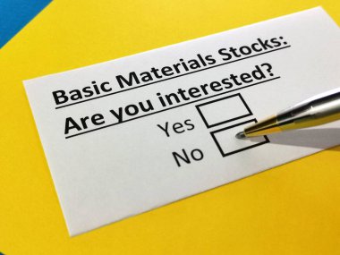 Bir kişi temel malzeme stokları hakkındaki soruyu cevaplıyor..