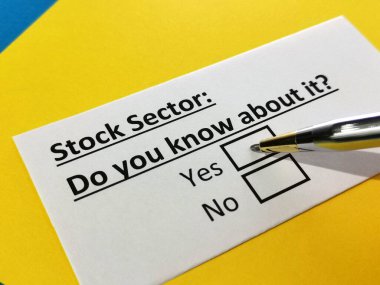 Bir kişi hisse senedi sektörüyle ilgili soruya cevap veriyor.