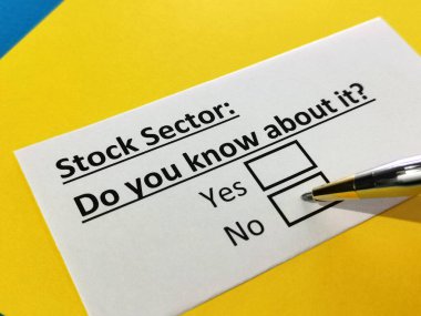 Bir kişi hisse senedi sektörüyle ilgili soruya cevap veriyor.