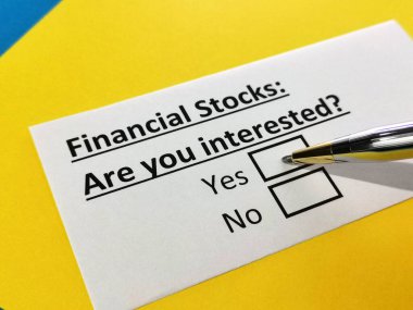 Bir kişi finansal hisse senetleri ile ilgili soruya cevap veriyor..