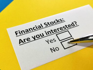 Bir kişi finansal hisse senetleri ile ilgili soruya cevap veriyor..