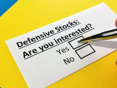 Bir kişi savunma hisseleriyle ilgili soruya cevap veriyor..