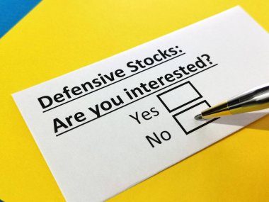 Bir kişi savunma hisseleriyle ilgili soruya cevap veriyor..