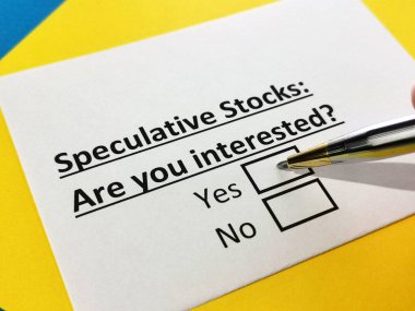 Bir kişi spekülatif hisse senetleri hakkındaki soruyu cevaplıyor..