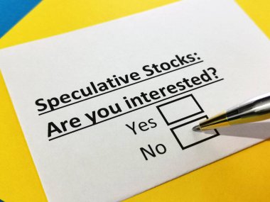 Bir kişi spekülatif hisse senetleri hakkındaki soruyu cevaplıyor..