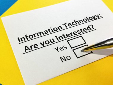 Bir kişi bilgi teknolojisi hakkındaki soruları cevaplıyor..