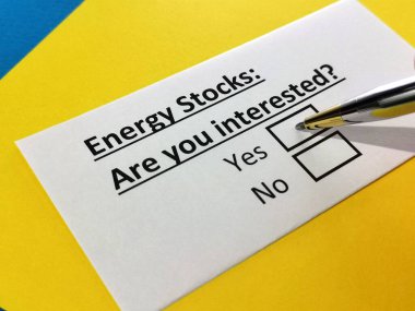 Bir kişi enerji stoklarıyla ilgili soruya cevap veriyor..