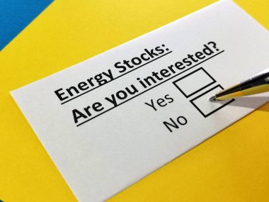 Bir kişi enerji stoklarıyla ilgili soruya cevap veriyor..