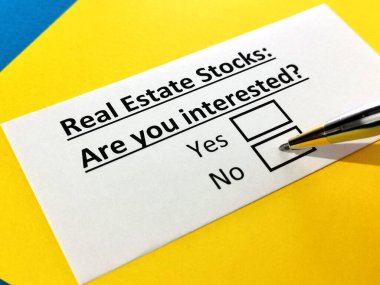 Bir kişi gayrimenkul hisseleriyle ilgili soruya cevap veriyor..